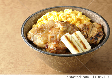 炒蛋、烤蔥和炭烤雞肉飯 141047194