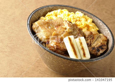 炒蛋、烤蔥和炭烤雞肉飯 炒蛋、烤蔥和炭烤雞肉飯 141047195