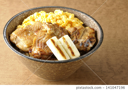 炒蛋、烤蔥和炭烤雞肉飯 141047196