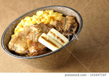 炒蛋、烤蔥和炭烤雞肉飯 炒蛋、烤蔥和炭烤雞肉飯 141047197