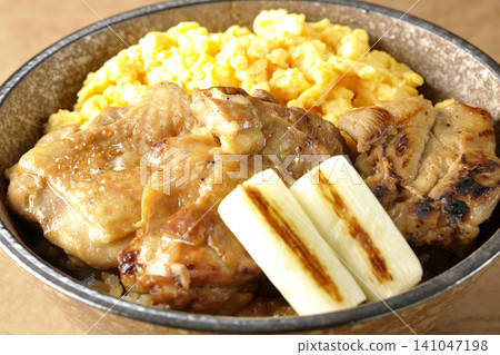 炒蛋、烤蔥和炭烤雞肉飯 炒蛋、烤蔥和炭烤雞肉飯 141047198