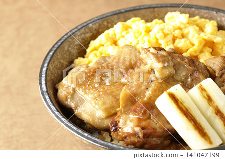 炒蛋、烤蔥和炭烤雞肉飯 炒蛋、烤蔥和炭烤雞肉飯 141047199
