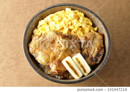 Scrambled eggs, grilled green onions, and charcoal-grilled chicken rice bowl Scrambled eggs, grilled green onions, and charcoal-grilled chicken rice bowl 141047218