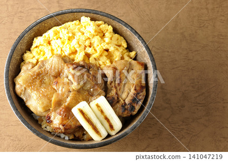 Scrambled eggs, grilled green onions, and charcoal-grilled chicken rice bowl Scrambled eggs, grilled green onions, and charcoal-grilled chicken rice bowl 141047219