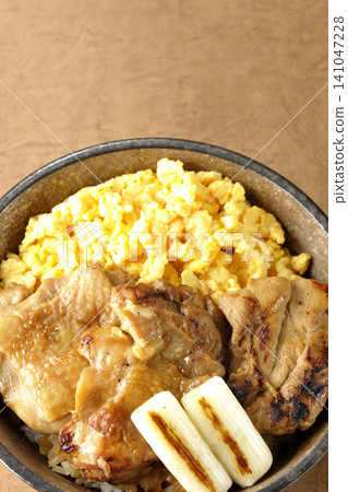 炒蛋、烤蔥和炭烤雞肉飯 炒蛋、烤蔥和炭烤雞肉飯 141047228