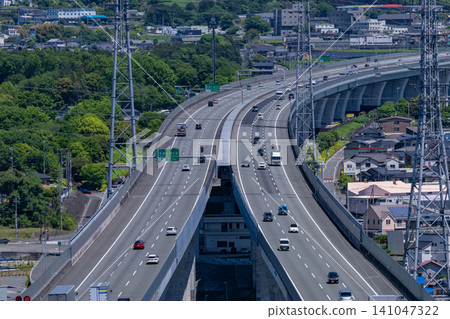 富士市的城市景觀,新東名高速公路從這裡經過。 富士市的城市景觀,新東名高速公路從這裡經過。 141047322