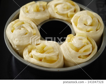 Apple ring bread - fermentation Apple ring bread - fermentation 141047328