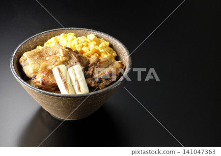一碗炒蛋、烤青蔥和炭烤雞肉，以黑色為背景拍攝。 141047363