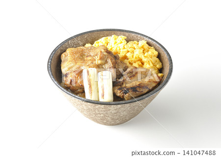 一碗炒蛋、烤青蔥和炭烤雞肉,以白色為背景拍攝。 一碗炒蛋、烤青蔥和炭烤雞肉,以白色為背景拍攝。 141047488