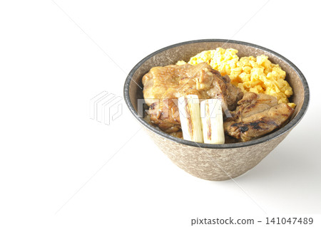 一碗炒蛋、烤青蔥和炭烤雞肉,以白色為背景拍攝。 一碗炒蛋、烤青蔥和炭烤雞肉,以白色為背景拍攝。 141047489