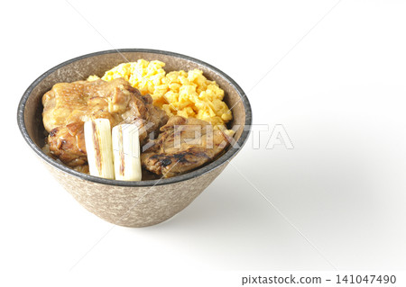 一碗炒蛋、烤青蔥和炭烤雞肉,以白色為背景拍攝。 一碗炒蛋、烤青蔥和炭烤雞肉,以白色為背景拍攝。 141047490