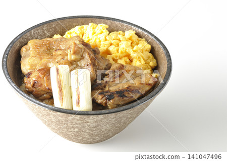 一碗炒蛋、烤青蔥和炭烤雞肉,以白色為背景拍攝。 一碗炒蛋、烤青蔥和炭烤雞肉,以白色為背景拍攝。 141047496