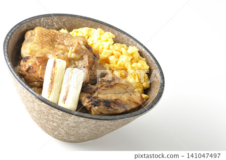 一碗炒蛋、烤青蔥和炭烤雞肉,以白色為背景拍攝。 一碗炒蛋、烤青蔥和炭烤雞肉,以白色為背景拍攝。 141047497