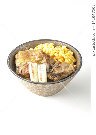 一碗炒蛋、烤青蔥和炭烤雞肉,以白色為背景拍攝。 一碗炒蛋、烤青蔥和炭烤雞肉,以白色為背景拍攝。 141047503