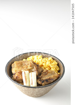 一碗炒蛋、烤青蔥和炭烤雞肉,以白色為背景拍攝。 一碗炒蛋、烤青蔥和炭烤雞肉,以白色為背景拍攝。 141047505