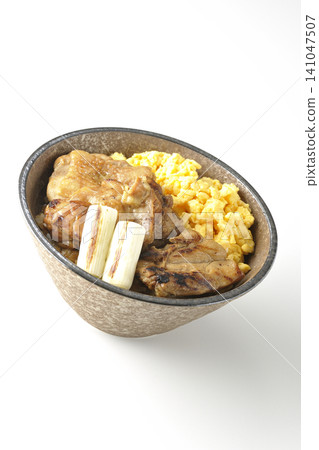 一碗炒蛋、烤青蔥和炭烤雞肉,以白色為背景拍攝。 一碗炒蛋、烤青蔥和炭烤雞肉,以白色為背景拍攝。 141047507