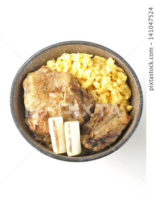 一碗炒蛋、烤青蔥和炭烤雞肉,以白色為背景拍攝。 一碗炒蛋、烤青蔥和炭烤雞肉,以白色為背景拍攝。 141047524