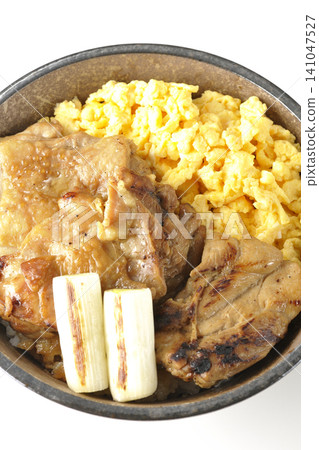 一碗炒蛋、烤青蔥和炭烤雞肉，以白色為背景拍攝。 141047527