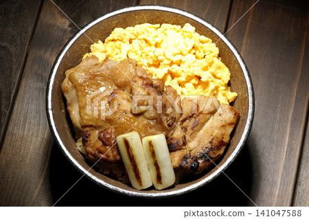 炒蛋、烤蔥和炭烤雞肉飯 炒蛋、烤蔥和炭烤雞肉飯 141047588