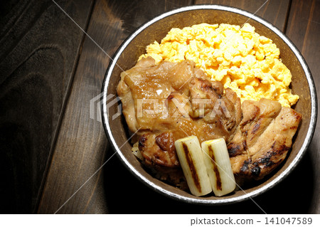 炒蛋、烤蔥和炭烤雞肉飯 141047589