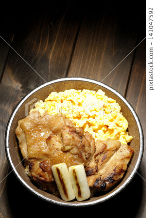 Scrambled eggs, grilled green onions, and charcoal-grilled chicken rice bowl Scrambled eggs, grilled green onions, and charcoal-grilled chicken rice bowl 141047592