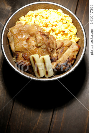 Scrambled eggs, grilled green onions, and charcoal-grilled chicken rice bowl Scrambled eggs, grilled green onions, and charcoal-grilled chicken rice bowl 141047593