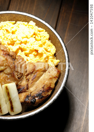 Scrambled eggs, grilled green onions, and charcoal-grilled chicken rice bowl Scrambled eggs, grilled green onions, and charcoal-grilled chicken rice bowl 141047598