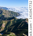 從五龍山到唐松山的北阿爾卑斯山脈山脊景觀，以及一片廣闊的雲海（垂直構圖）。 141047732