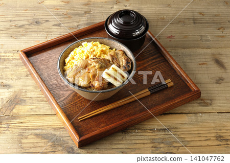 套餐包括炒蛋、烤蔥、炭烤雞肉飯和湯。 套餐包括炒蛋、烤蔥、炭烤雞肉飯和湯。 141047762