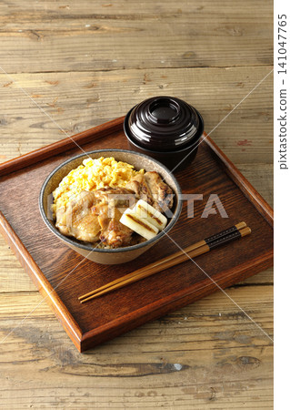 套餐包括炒蛋、烤蔥、炭烤雞肉飯和湯。 141047765