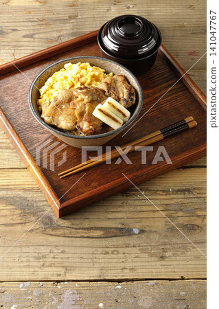 A set meal consisting of scrambled eggs, grilled green onions, charcoal-grilled chicken rice bowl, and soup. A set meal consisting of scrambled eggs, grilled green onions, charcoal-grilled chicken rice bowl, and soup. 141047767