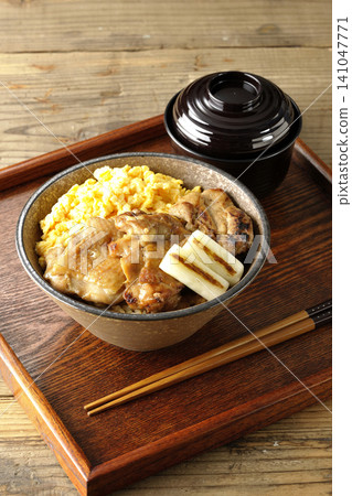 A set meal consisting of scrambled eggs, grilled green onions, charcoal-grilled chicken rice bowl, and soup. A set meal consisting of scrambled eggs, grilled green onions, charcoal-grilled chicken rice bowl, and soup. 141047771
