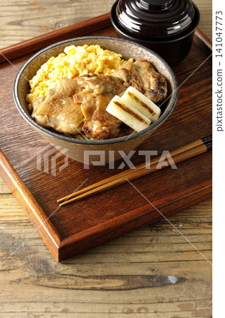 A set meal consisting of scrambled eggs, grilled green onions, charcoal-grilled chicken rice bowl, and soup. A set meal consisting of scrambled eggs, grilled green onions, charcoal-grilled chicken rice bowl, and soup. 141047773