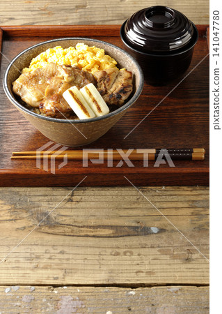 A set meal consisting of scrambled eggs, grilled green onions, charcoal-grilled chicken rice bowl, and soup. A set meal consisting of scrambled eggs, grilled green onions, charcoal-grilled chicken rice bowl, and soup. 141047780