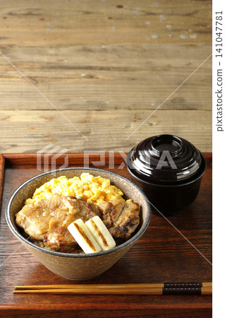 A set meal consisting of scrambled eggs, grilled green onions, charcoal-grilled chicken rice bowl, and soup. A set meal consisting of scrambled eggs, grilled green onions, charcoal-grilled chicken rice bowl, and soup. 141047781