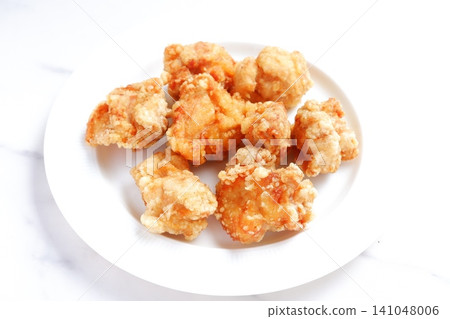 Fried chicken - Freshly fried chicken that looks delicious. Fried chicken - Freshly fried chicken that looks delicious. 141048006