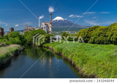 富士山和富士市的工廠景觀 富士山和富士市的工廠景觀 141048044