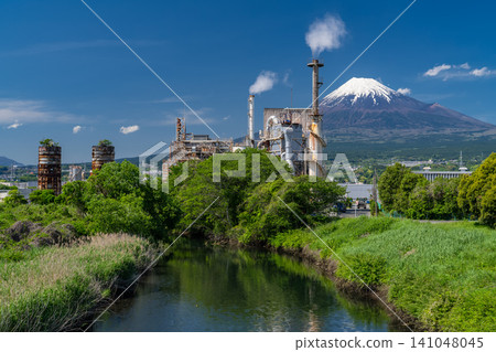 富士山和富士市的工廠景觀 富士山和富士市的工廠景觀 141048045