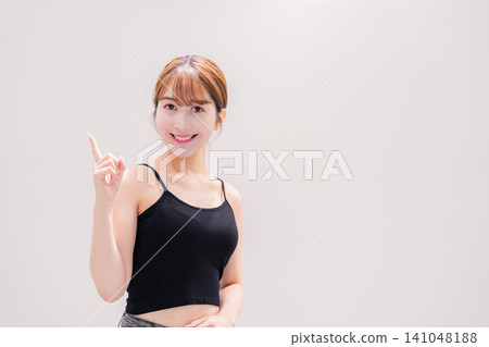 一位笑容燦爛、活潑的年輕女性 一位笑容燦爛、活潑的年輕女性 141048188