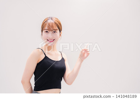 一位笑容燦爛、活潑的年輕女性 一位笑容燦爛、活潑的年輕女性 141048189