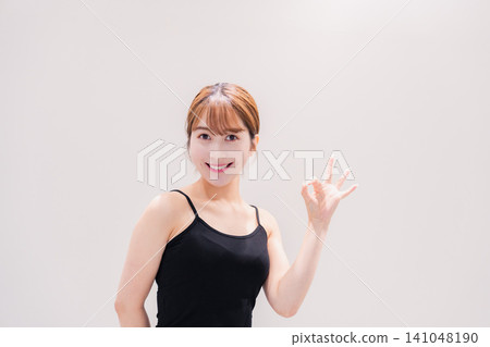一位笑容燦爛、活潑的年輕女性 一位笑容燦爛、活潑的年輕女性 141048190
