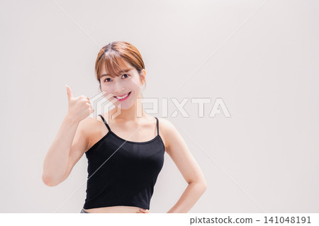 一位笑容燦爛、活潑的年輕女性 一位笑容燦爛、活潑的年輕女性 141048191