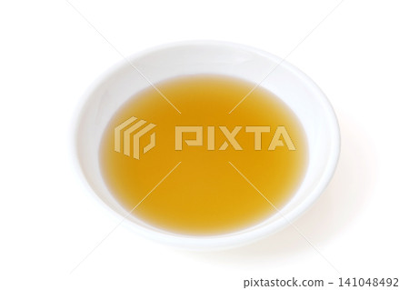 小碟子裡裝著芝麻油 小碟子裡裝著芝麻油 141048492