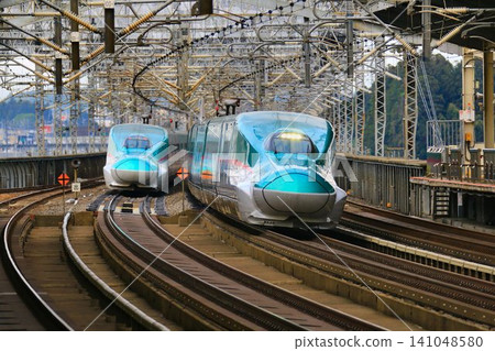 [E5/H5 Series] Shinkansen trains passing each other... at Nasushiobara Station on the Tohoku Shinkansen line. 141048580