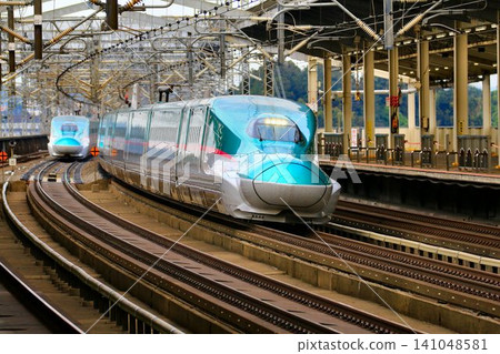 [E5/H5 Series] Shinkansen trains passing each other... at Nasushiobara Station on the Tohoku Shinkansen line. 141048581