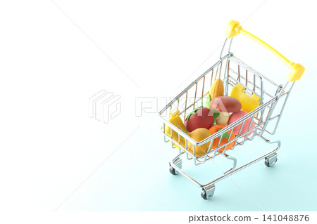 Shopping image cut 141048876