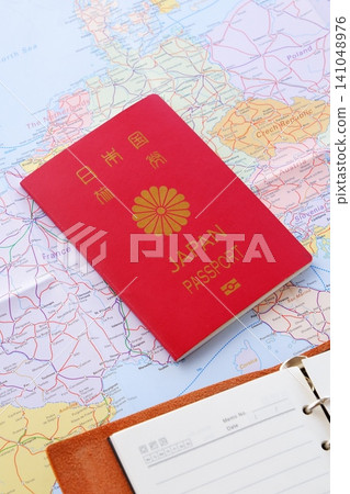 護照 - 準備護照(普通 10 年期紅色護照)和計劃出國旅行的圖片 護照 - 準備護照(普通 10 年期紅色護照)和計劃出國旅行的圖片 141048976