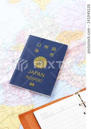 護照 - 準備護照(5年期普通護照,海軍藍)和計劃出國旅行的圖片 護照 - 準備護照(5年期普通護照,海軍藍)和計劃出國旅行的圖片 141049126