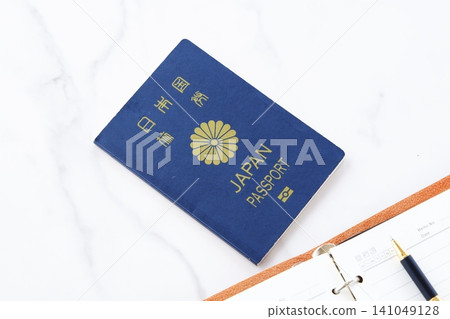 護照 - 準備護照(5年期普通護照,海軍藍)和計劃出國旅行的圖片 護照 - 準備護照(5年期普通護照,海軍藍)和計劃出國旅行的圖片 141049128