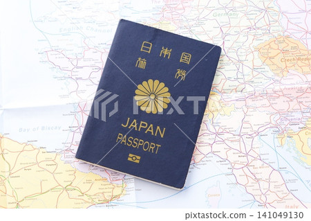 護照 - 準備護照(5年期普通護照,海軍藍)和計劃出國旅行的圖片 護照 - 準備護照(5年期普通護照,海軍藍)和計劃出國旅行的圖片 141049130